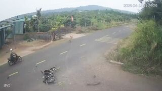A Motorcyclist Loses Balance and Meets Tragic Death at Concrete Barrier