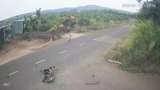 A Motorcyclist Loses Balance and Meets Tragic Death at Concrete Barrier