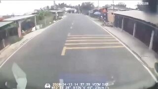 Bus Dashcam Captures Motorcycle with Two Riders Crashing Head-On Into It – One Dead