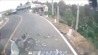 Bus Dashcam Captures Motorcycle with Two Riders Crashing Head-On Into It – One Dead