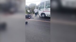 Bus Dashcam Captures Motorcycle with Two Riders Crashing Head-On Into It – One Dead