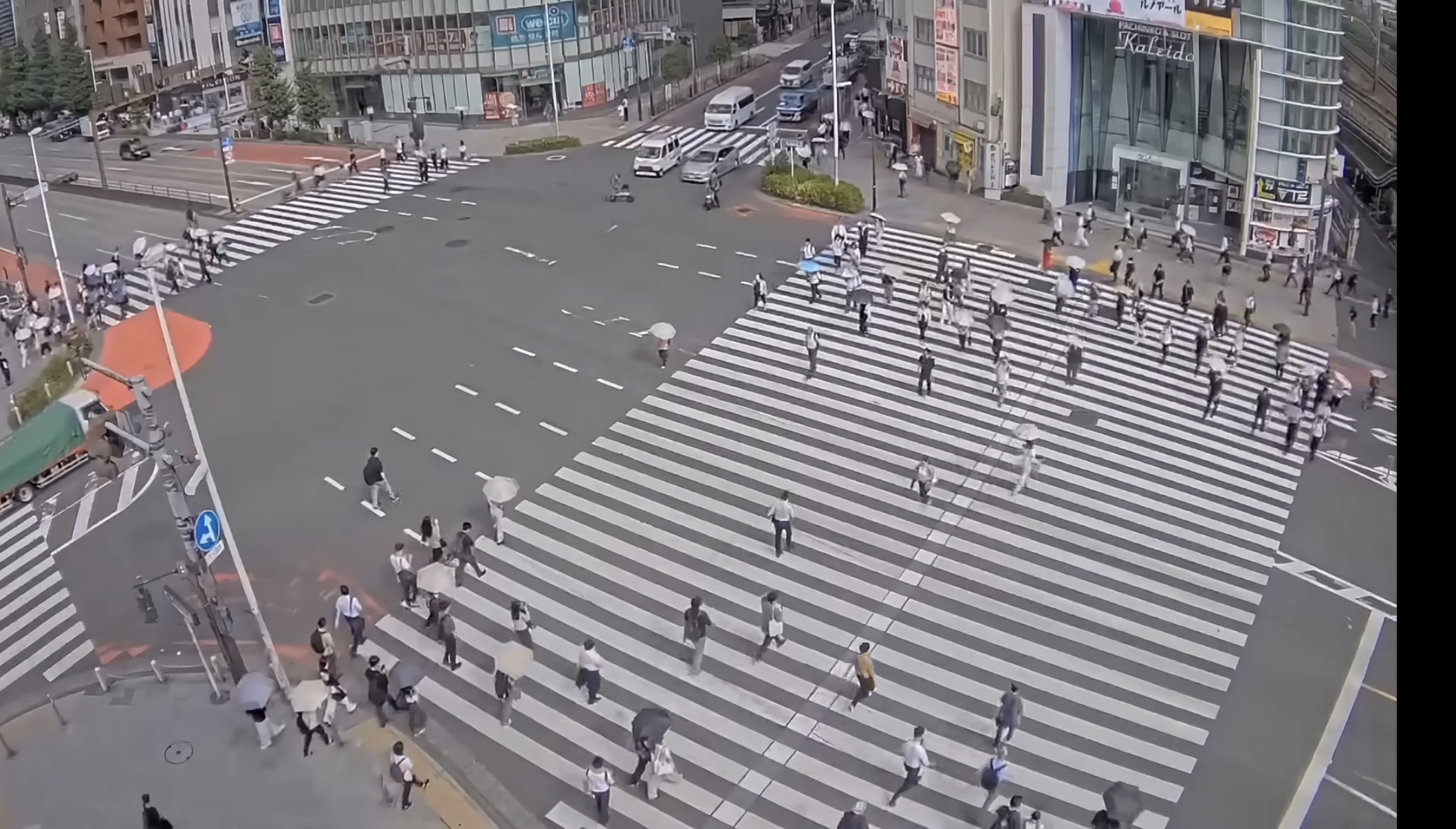 Electric scooter ran a red light accident in Shinjuku(Tokyo).