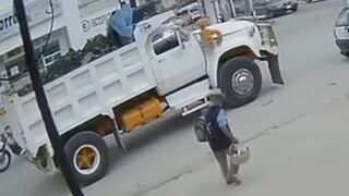 80-Year-Old Street Vendor Killed by Truck While Selling at Traffic Light