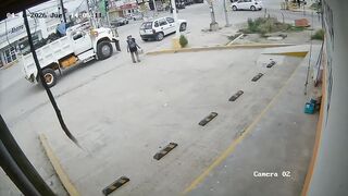 80-Year-Old Street Vendor Killed by Truck While Selling at Traffic Light