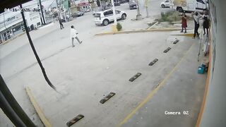 80-Year-Old Street Vendor Killed by Truck While Selling at Traffic Light