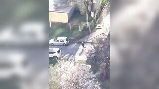 In Kiev, an elderly man shot people with a rifle (2 videos)