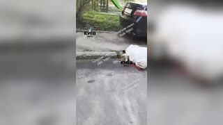 In Kiev, an elderly man shot people with a rifle (2 videos)