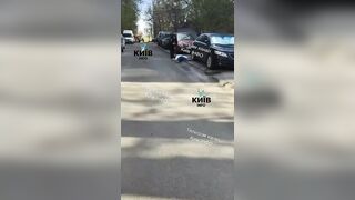 In Kiev, an elderly man shot people with a rifle (2 videos)