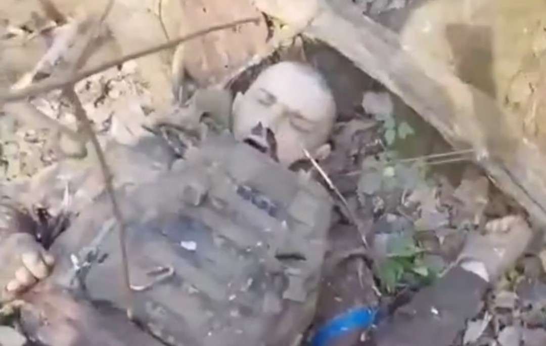 Abandoned trench with many dead Ukrats.