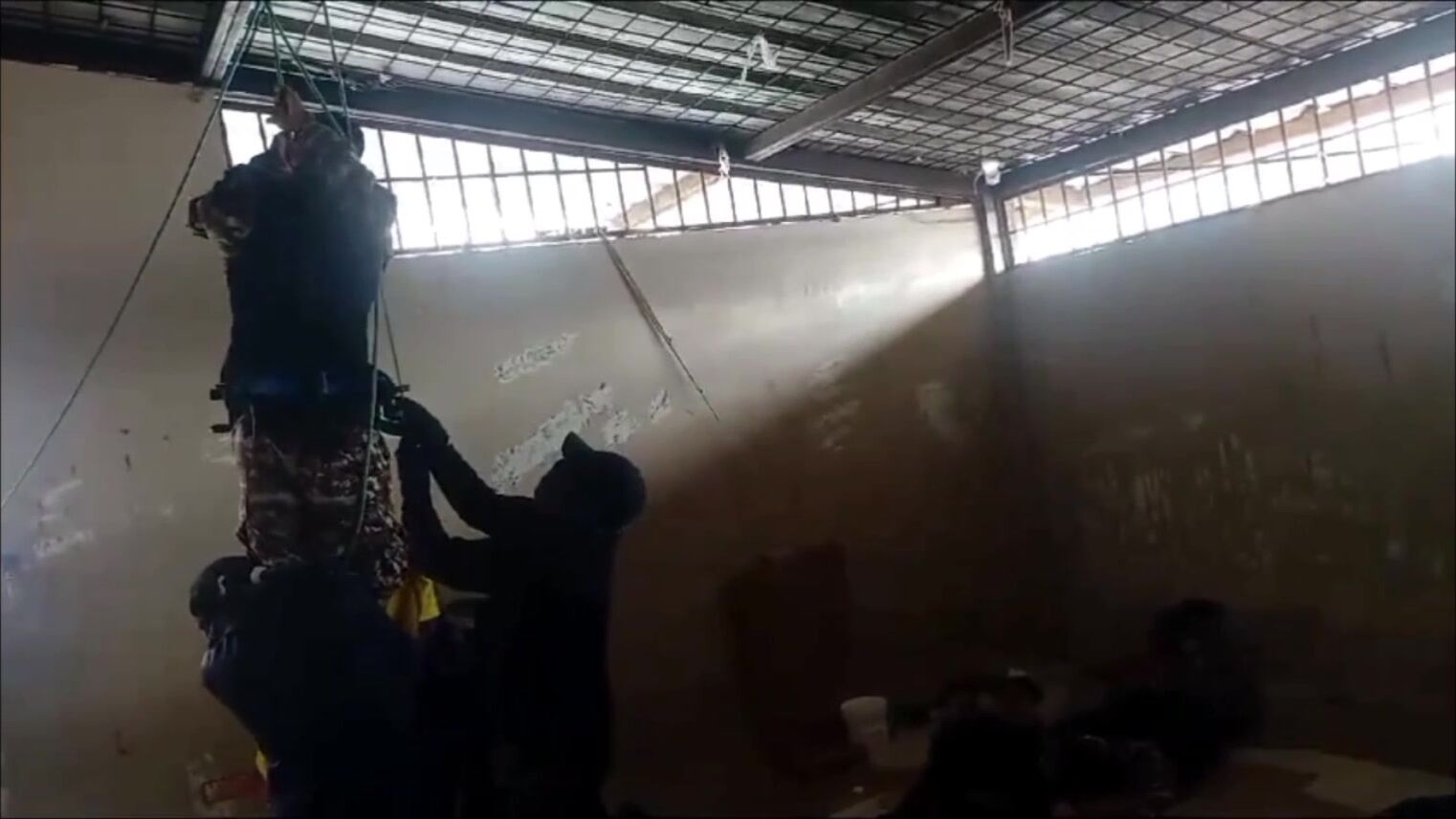 Classic:Ecuadorian Gang Members Hang A Police Officer