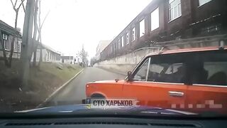 A Ukrainian is trying to get away from persistent policemen in Kharkov
