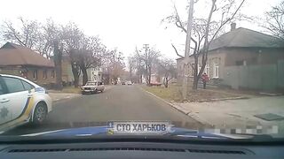 A Ukrainian is trying to get away from persistent policemen in Kharkov