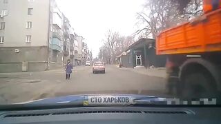 A Ukrainian is trying to get away from persistent policemen in Kharkov