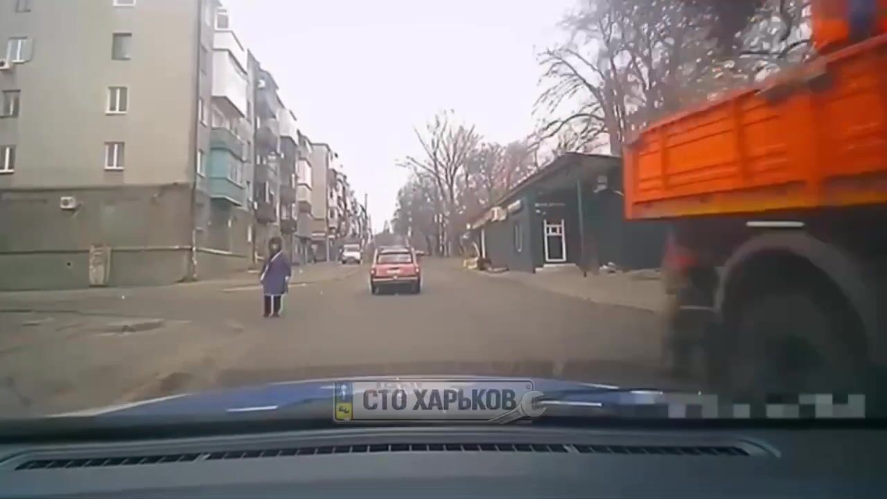 A Ukrainian is trying to get away from persistent policemen in Kharkov