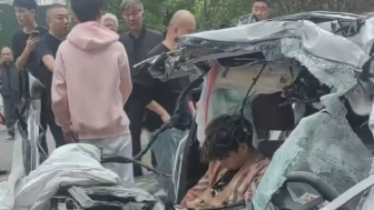 One Dead After BMW Crashed Ino A Parked Truck In China