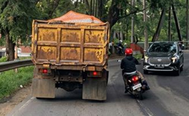 Motorcyclist Dies After Losing Control While Overtaking & Being Crushed by Sand Truck