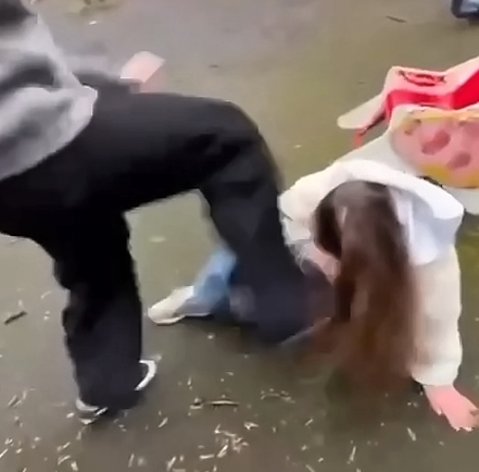 Russian girl brutally beats up classmate
