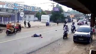 Foolish Biker Loses Control and Dies Under Truck Wheels
