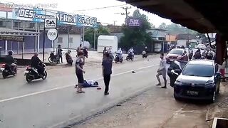 Foolish Biker Loses Control and Dies Under Truck Wheels