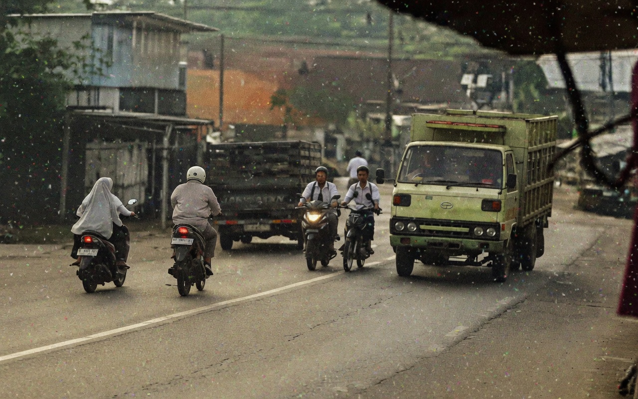 Foolish Biker Loses Control and Dies Under Truck Wheels