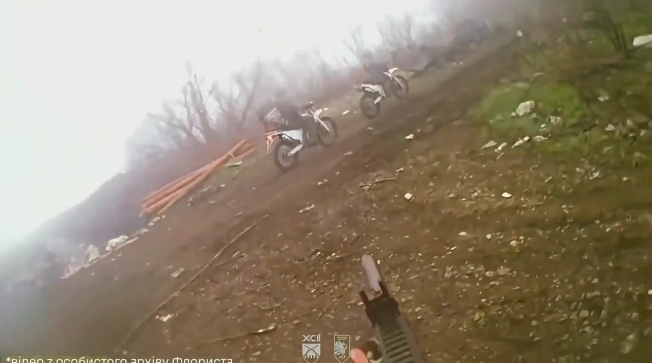 Ukrainain soldier destroys two Russian invaders who were approaching on motorcycles