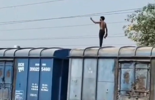 Man Dies Instantly After Touching High-Voltage Cable While Running Above Train Wagons