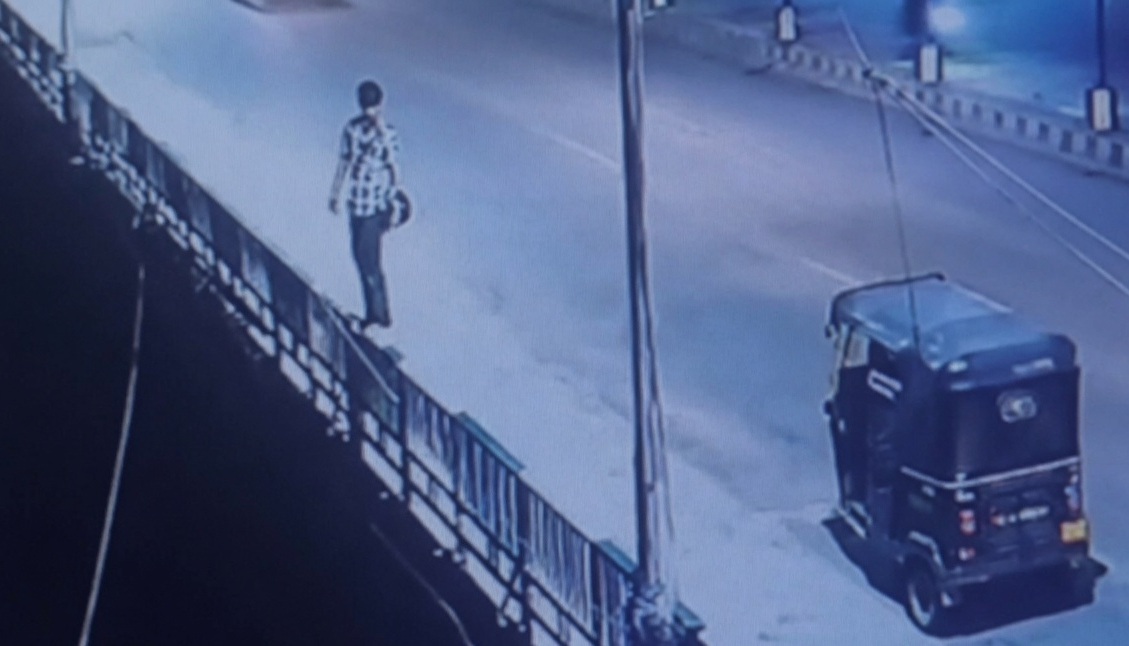CCTV Horror in Srinagar: Young Man Leaps from Budshah Bridge into Jhelum River