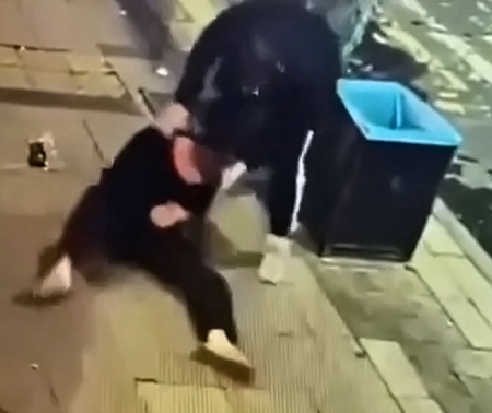 Fight in front of a bar in the center of Vladivostok