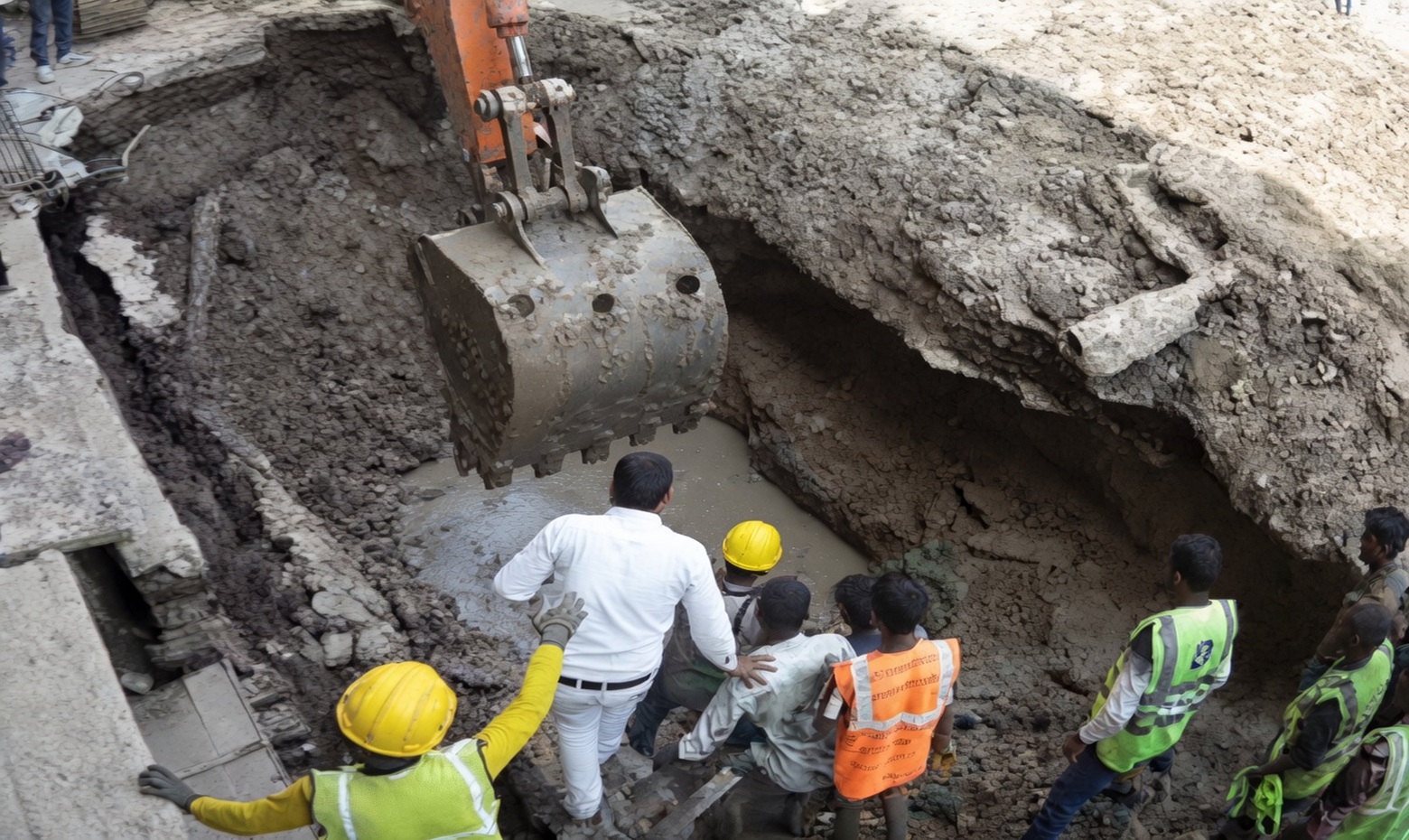 Worker Died After Being Buried Under Pile Of Mud While Repairing Pipeline Leak