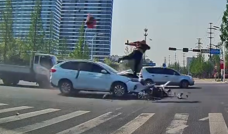 Scooter Delivery Man Seriously Hurt After SUV Collision at Busy Intersection