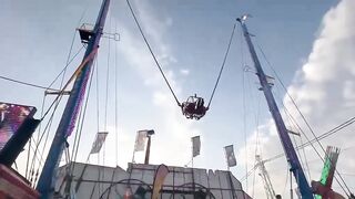 Four Injured After Cable Snaps on Giant "Steel Max" Slingshot Ride at Seville Fair
