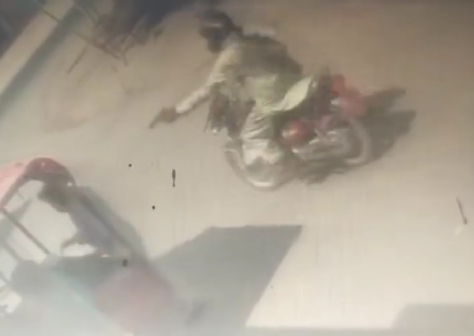 Unknown Motorcyclists Open Fire on Mobile Repair Shop in Jhang, Young Man Critically