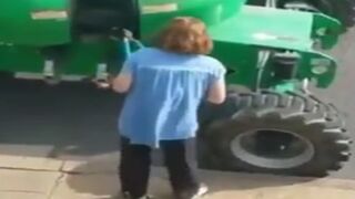 Crazy Karen Cuts The Lines Of a Lift While The Worker Was Elevated