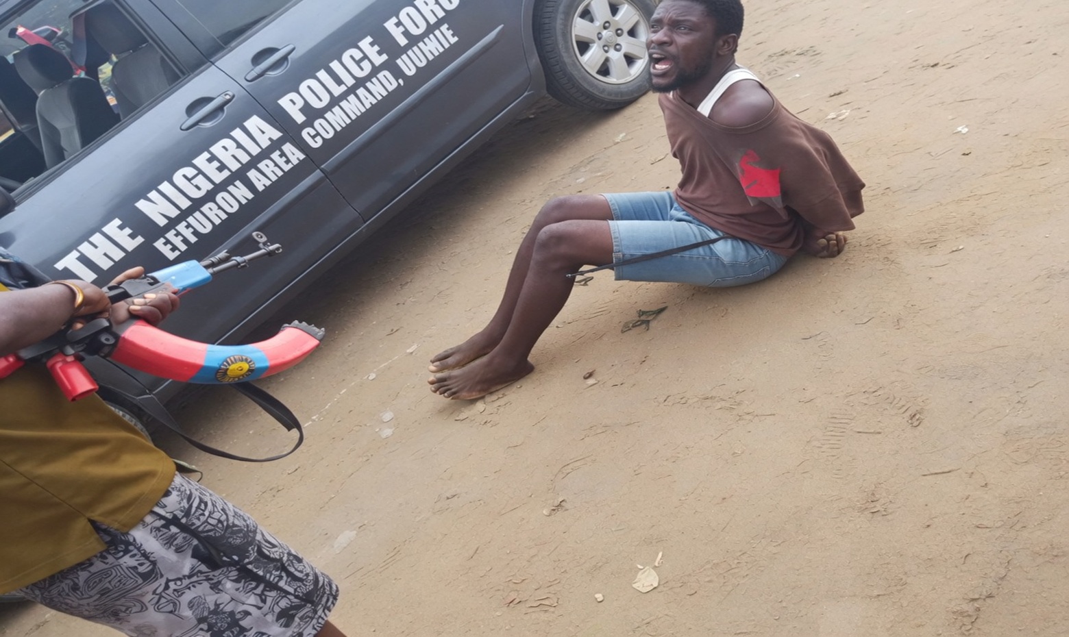 Police Officers from Effurun Area Command Execute Unarmed Suspect in Public