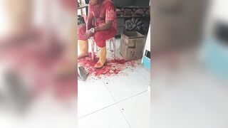 Sicario Follows Victim Into Butcher Shop... What Happens Next is Shocking
