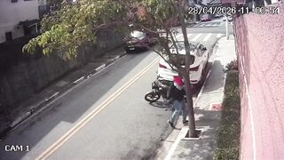 Delivery Disguised Robber Shoots Off-Duty Cop at Point-Blank Range