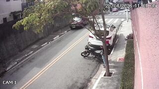 Delivery Disguised Robber Shoots Off-Duty Cop at Point-Blank Range