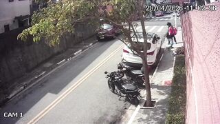 Delivery Disguised Robber Shoots Off-Duty Cop at Point-Blank Range