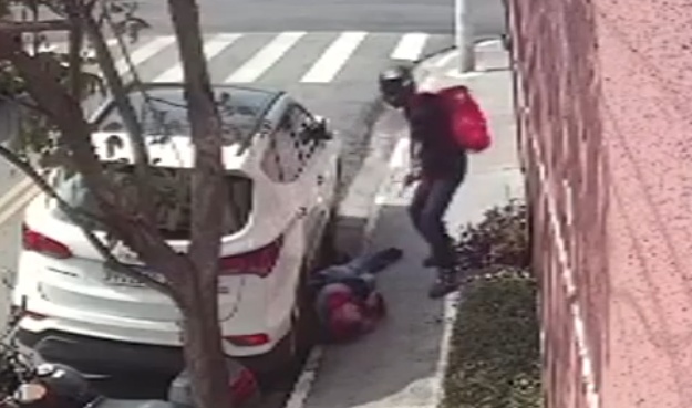 Delivery Disguised Robber Shoots Off-Duty Cop at Point-Blank Range