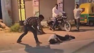 Man Gets Brutally Clubbed To Death On The Busy Street