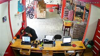 Robber Loses Arm After Store Worker Slashes Him With Machete to Foil Heist