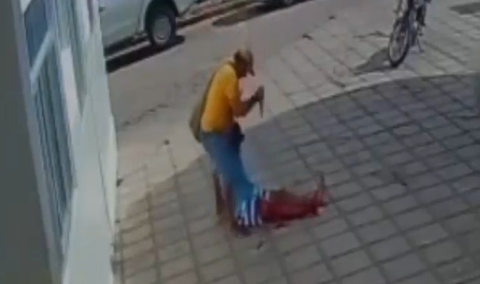 Bleeding Victim Stabbed to Death on Hospital Doorstep by Pursuing Killer