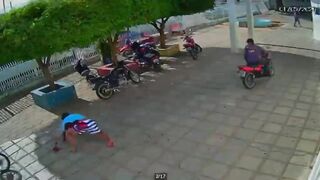 Bleeding Victim Stabbed to Death on Hospital Doorstep by Pursuing Killer(Good Angle)