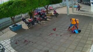 Bleeding Victim Stabbed to Death on Hospital Doorstep by Pursuing Killer(Good Angle)