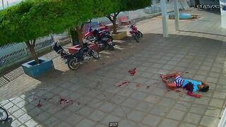 Bleeding Victim Stabbed to Death on Hospital Doorstep by Pursuing Killer(Good Angle)