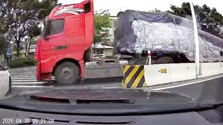 Elderly Man Killed by Massive Truck While Crossing with Bicycle