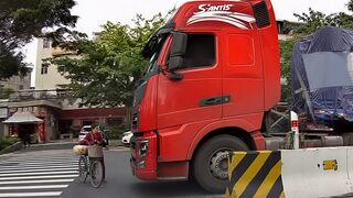 Elderly Man Killed by Massive Truck While Crossing with Bicycle