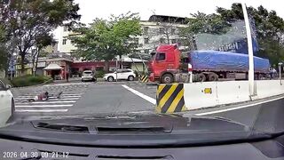 Elderly Man Killed by Massive Truck While Crossing with Bicycle