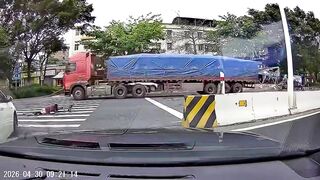 Elderly Man Killed by Massive Truck While Crossing with Bicycle