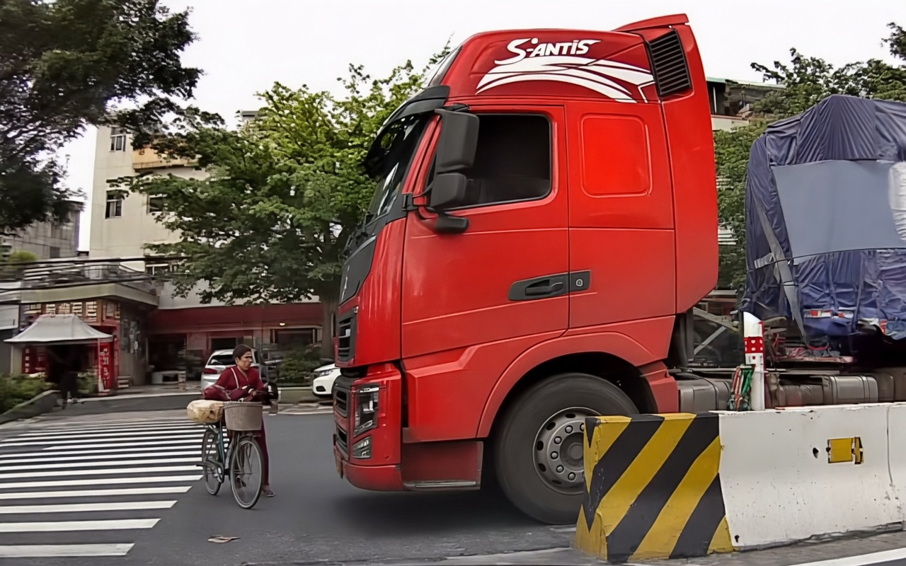 Elderly Man Killed by Massive Truck While Crossing with Bicycle